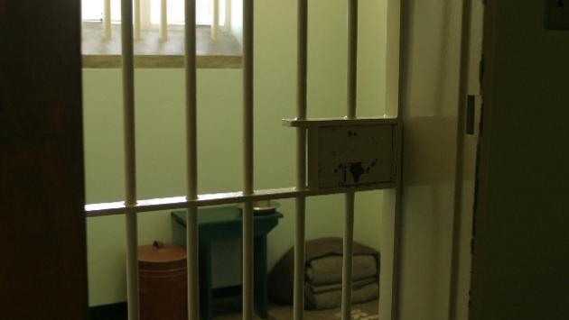 Via Burla, un detenuto si arrampica sul muro dei passeggi. E Cutolo attende la scarcerazione