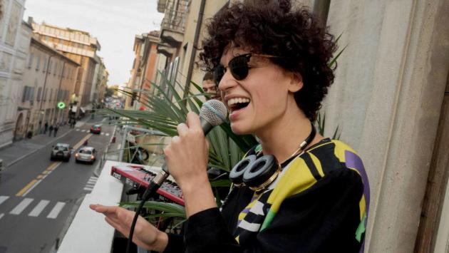 Sara Loreni canta sul balcone: arrivano i vigili