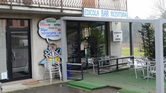 Finti clienti rubano incasso e «grattini» alla barista