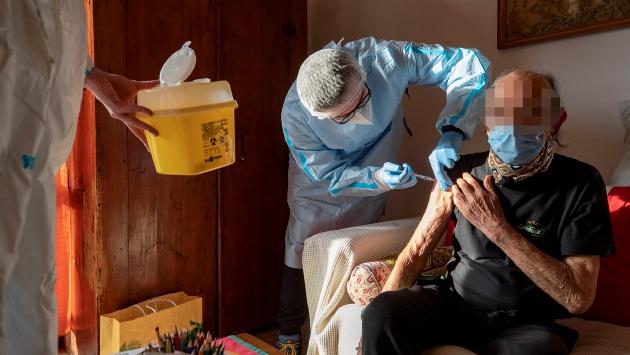 Terza dose, 340 «intrasportabili» ancora in attesa del booster a domicilio