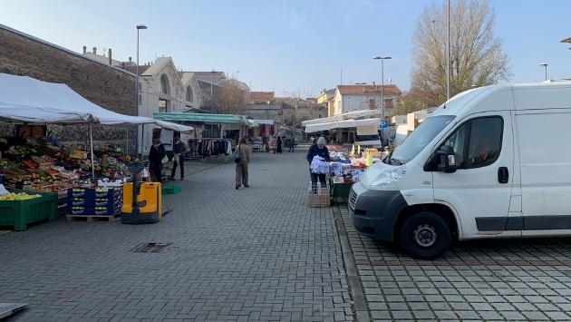 Ubriaco zigzagava fra le bancarelle del mercato senza patente e senza assicurazione