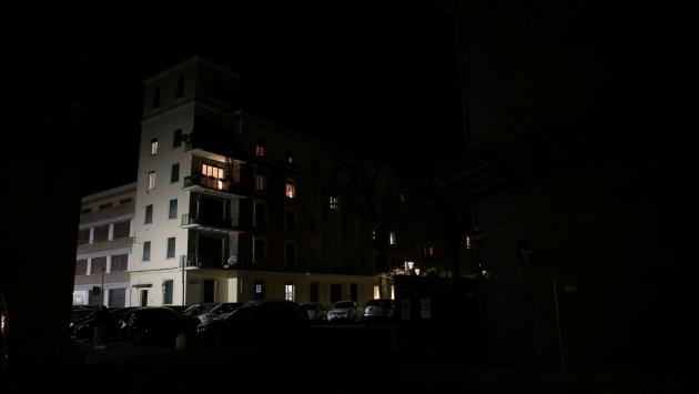Via Farini, borghi laterali al buio da giorni