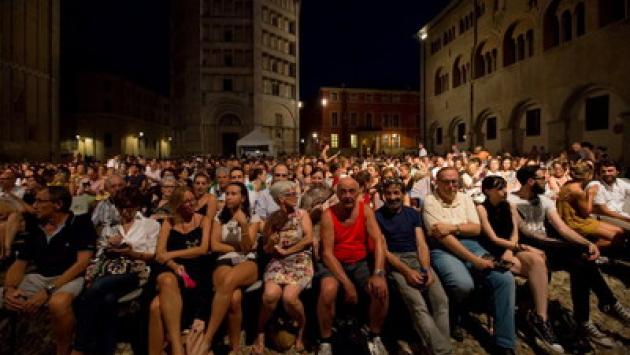 In duemila per i Momix. Con polemica