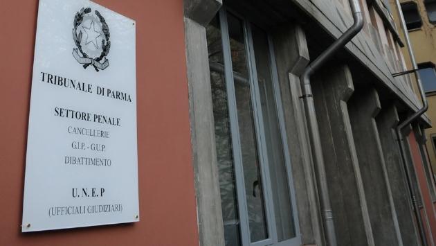 Ginocchiate e colpi di scopa al marito davanti alla figlia
