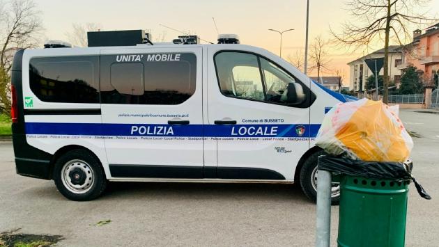 Getta i rifiuti domestici nel bidone pubblico ma viene scoperta: multa da 104 euro