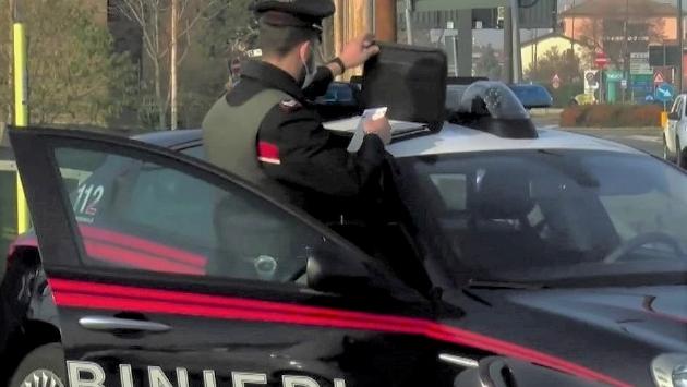 Ubriaco, si addormenta al distributore e se la prende con chi lo «disturba»: denunciato