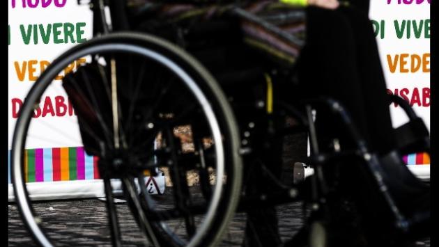 Aiuta da anni il  figlio disabile, paese premia la mamma