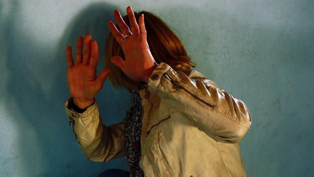 Minaccia di morte e picchia la moglie anche quando è incinta