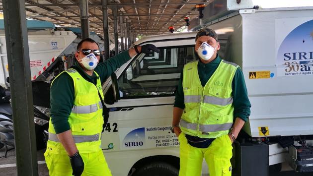Gli operatori ecologici: «Un lavoro non facile, ma la gente ci dice "grazie"»