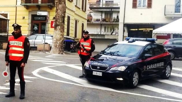 Sorpreso a sniffare cocaina in strada: denunciato