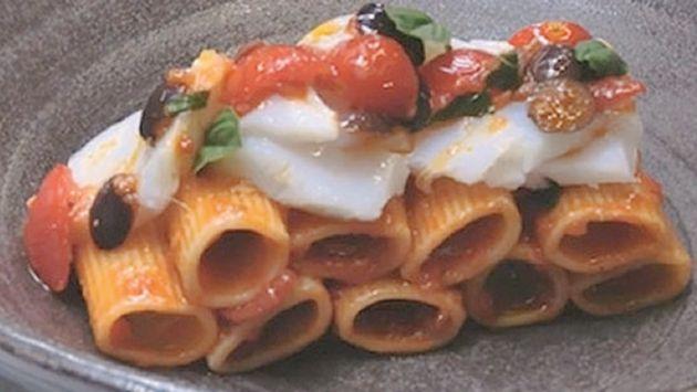 Rigatoni con pomodoro, basilico, olive nere e baccalà