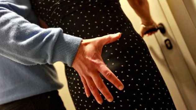 Molestò una collega, un anno e 10 mesi