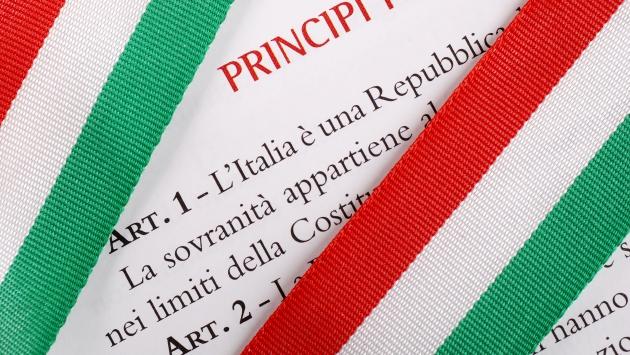 La denuncia dell'Anpi: «Spariti per due volte i cartelli con la Costituzione italiana»