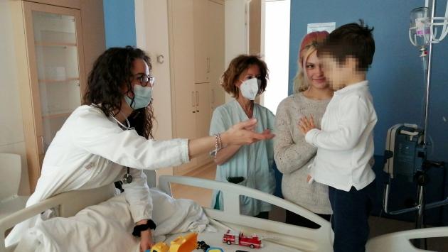 Un bambino ucraino operato in Gastroenterologia pediatrica