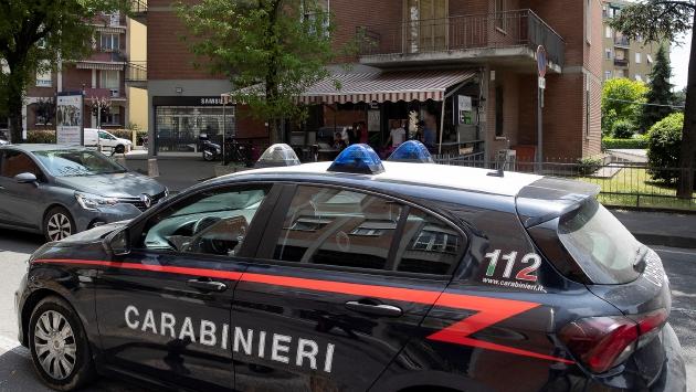 Malore fatale nel bar dove passava le notti per difenderlo dai ladri