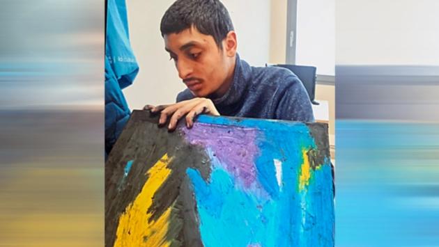 La sua voce è affidata a tele e colori: giovane artista autistico espone al Podere Emilia