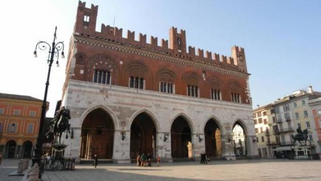 Giovane accoltellato a Piacenza, è grave. Aggressore in fuga