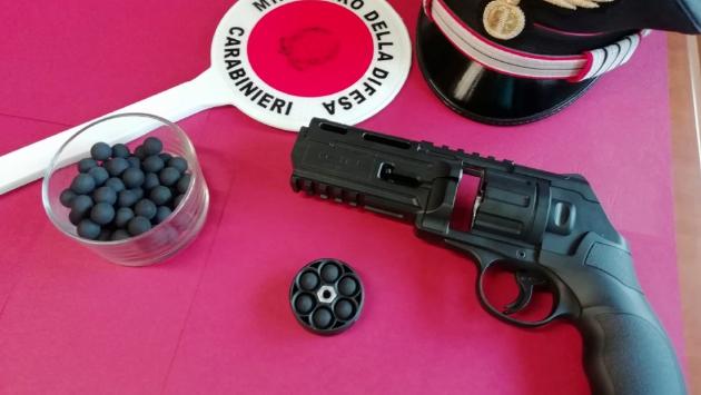 Vicini litigano nell'androne di casa: uno colpito con una pistola da «softair»