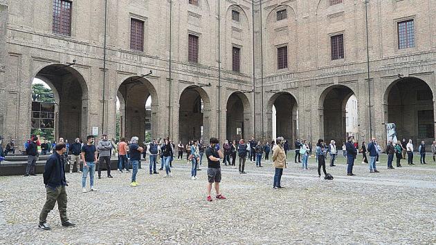 Mascherine tricolori di nuovo in piazza anche a Parma