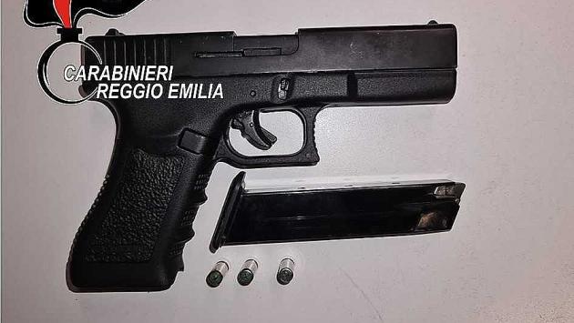 In auto con una pistola "alterata": denunciato dai carabinieri