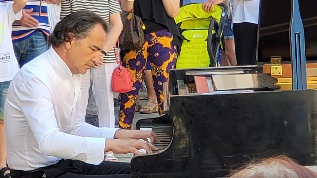 L'esibizione a sorpresa del «pianista fuori posto»