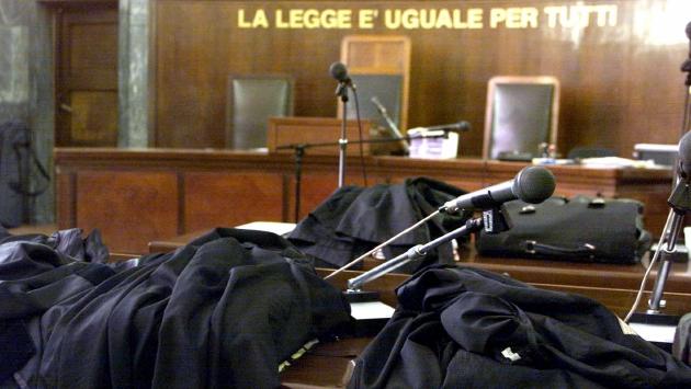Ha le chiavi di casa di un'amica invalida e le fa sparire 3.000 euro, poi patteggia 1 anno