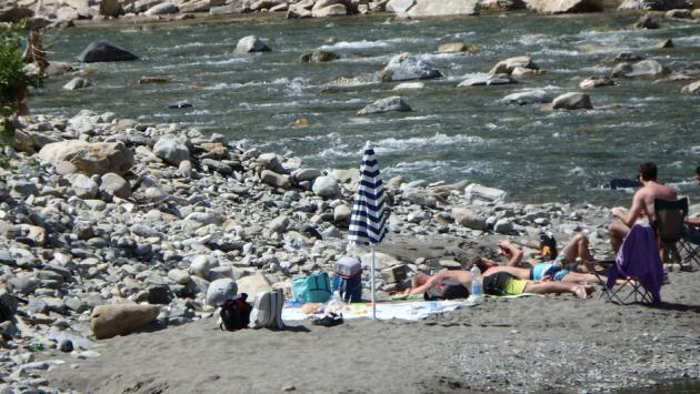 Dal Po al Taro: tanti a prendere la tintarella sul greto del fiume