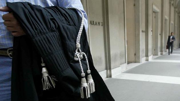 L'eredità dell'anziano che assiste finisce a sua moglie: avvocato rinviato a giudizio