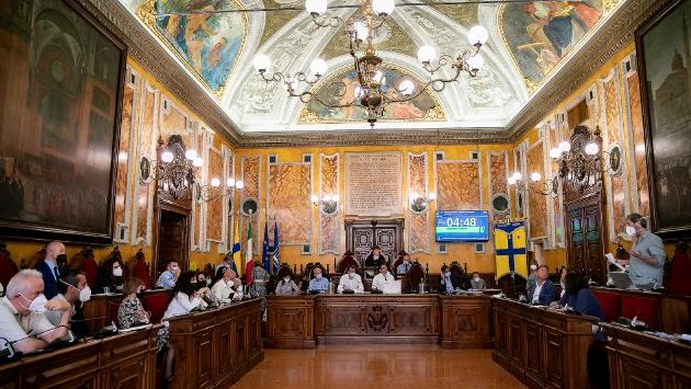 Consiglio, 2,5 milioni contro la povertà e più risorse per il trasporto scolastico