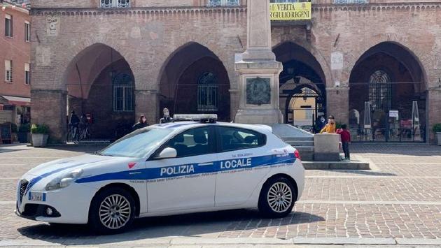Usava il permesso per disabili della madre morta da anni: furbetto di «beccato» dalla Polizia locale