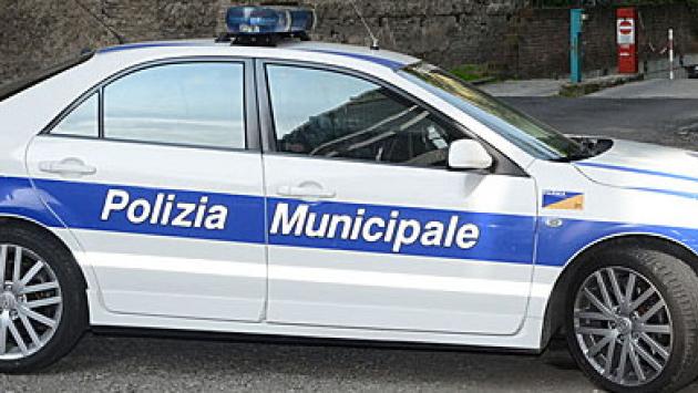Tamponamento fra due auto in via La Spezia: una donna è rimasta incastrata