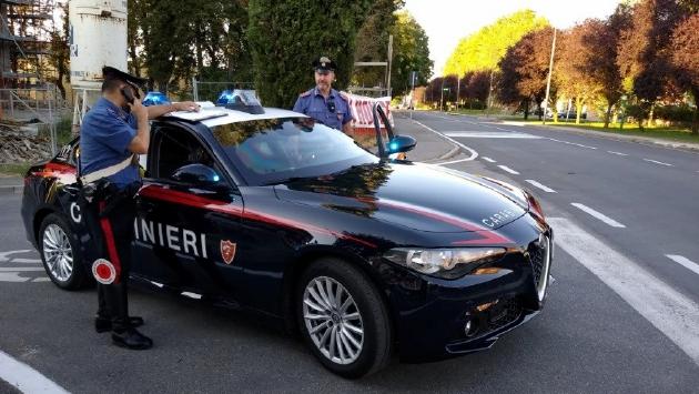 Distributore preso a bastonate, razzia di profumi e detergenti all'autolavaggio: le telecamere incastrano un 20enne