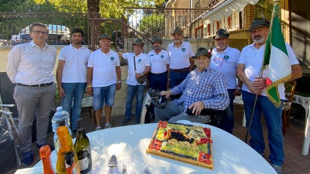 102 candeline per l'alpino Mario: «Io in guerra contro le guerre»