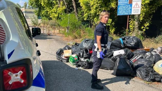 Rifiuti abbandonati a San Secondo: identificati i responsabili