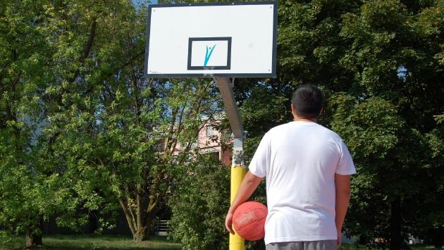 I canestri di via De Chirico: montati da poco sono già spariti