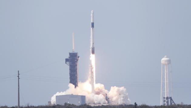 Space X: partita la Crew  Dragon di Musk, l’America torna nello spazio dopo 9 anni