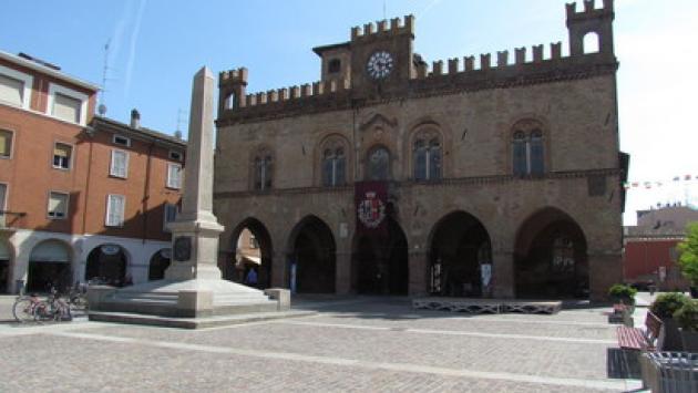 La minoranza: «Iniziamo la cura a Massari». E arriva un'altra denuncia