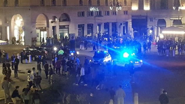 Piazza Garibaldi, ore 0,15; arrivano polizia, municipale e ambulanza. Ma...