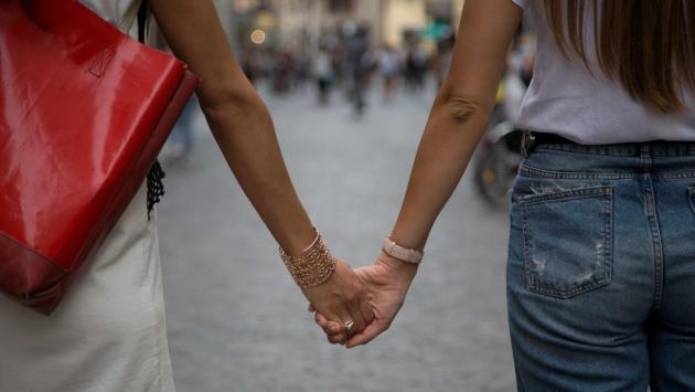 Coppia gay, via libera all'adozione: la bimba può avere il doppio cognome