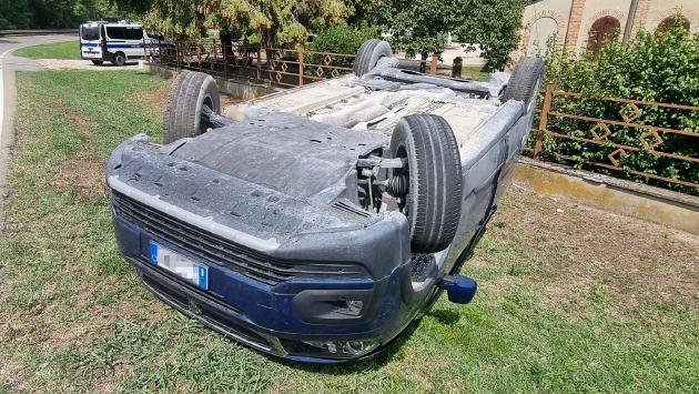 Senza patente, si ribalta con l'automobile confiscata