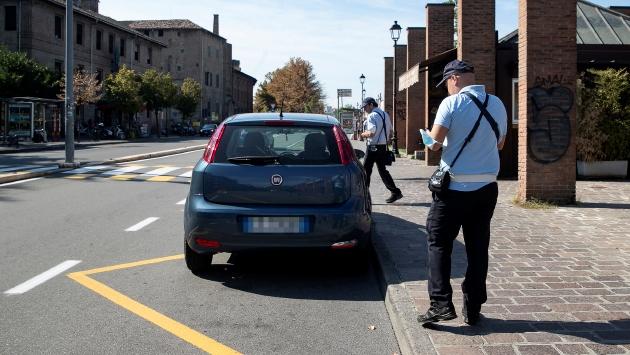 Ausiliari, multe ai «furbetti» in divieto di sosta. Ieri i primi controlli