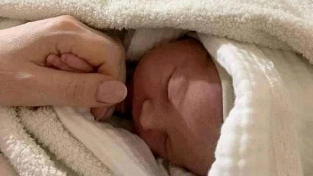 Partorisce al telefono mentre chiama il 118