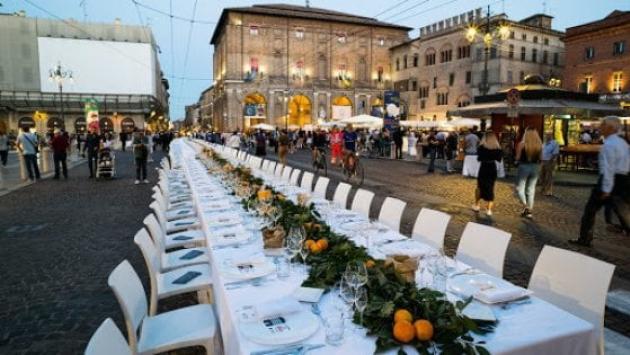 Opposizioni contro la Cena dei Mille: 'Inopportuno riproporre una tavola da élite'. La replica