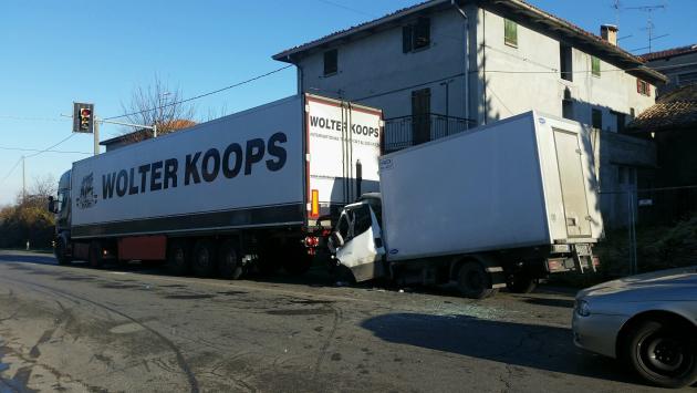 Violento tamponamento camion-furgone a Bannone: due feriti