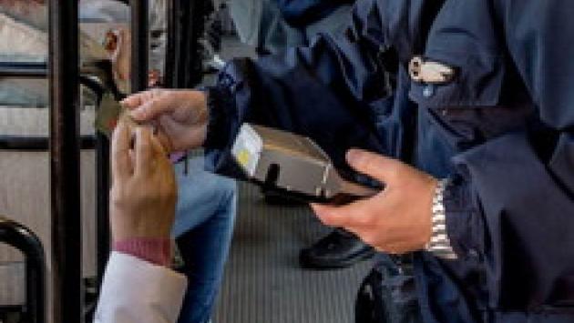 Controlla i biglietti sul bus: aggredita da un ragazzo