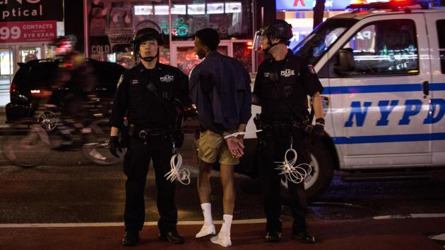 San Francisco, giovane ucciso per errore dalla polizia: l'agente aveva scambiato il martello per una pistola