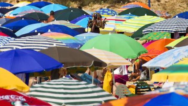 Spiagge, le raccomandazioni dell’Iss: distanza in acqua, mascherina in alcuni casi e registro delle presenze -Leggi il vademecum
