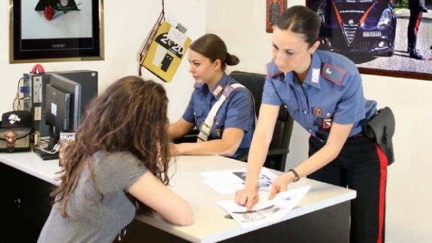 Palpeggiava le ragazze al parco: 17enne denunciato