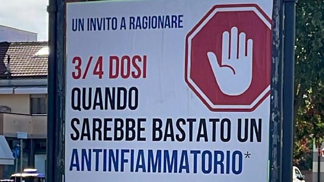 Manifesti no vax a Collecchio, Felino, Sala e Traversetolo: la rabbia della gente. I sindaci: «Non possiamo intervenire»