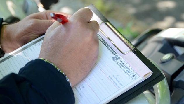 «Troppe multe. Vigili, io vi ammazzo»: automobilista 80enne crea subbuglio sotto la sede della polizia locale